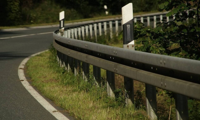 Καρέ-καρέ η σύγκρουση βυτιοφόρου με αυτοκίνητο στην Λαυρίου 