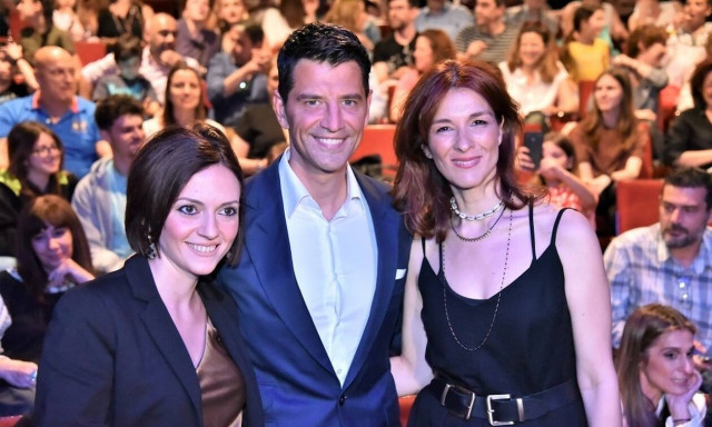 «Για λίγη πουτίγκα» - Δυναμική πρεμιέρα στο θέατρο Τζένη Καρέζη (pics+vid)