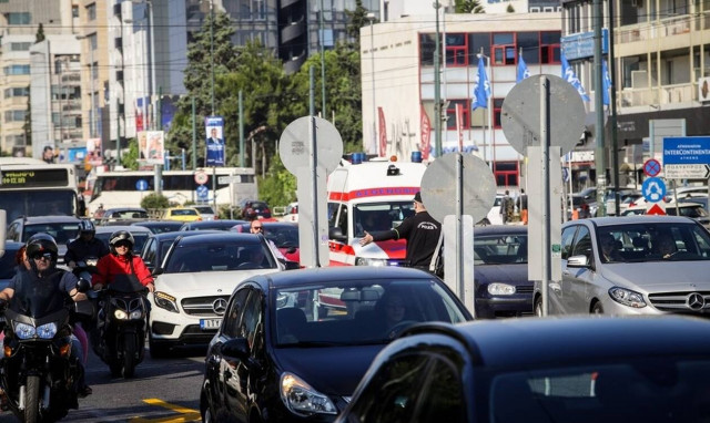 ΤΩΡΑ: «Παρέλυσε» το κέντρο από την κίνηση – Δραματική κατάσταση στη Συγγρού (pics)