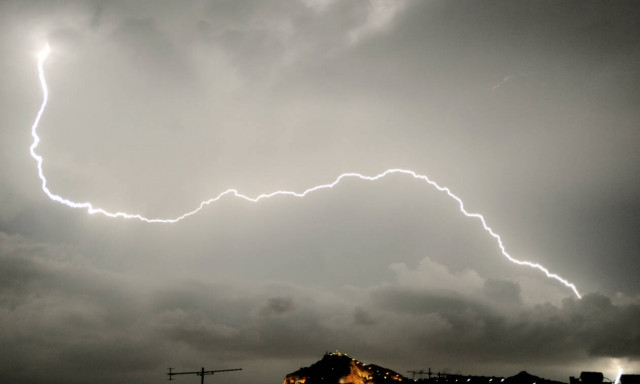 Καιρός: Απίστευτο! Δεκάδες χιλιάδες κεραυνοί έπεσαν μέσα σε λίγες ώρες - Δείτε πού (pic)