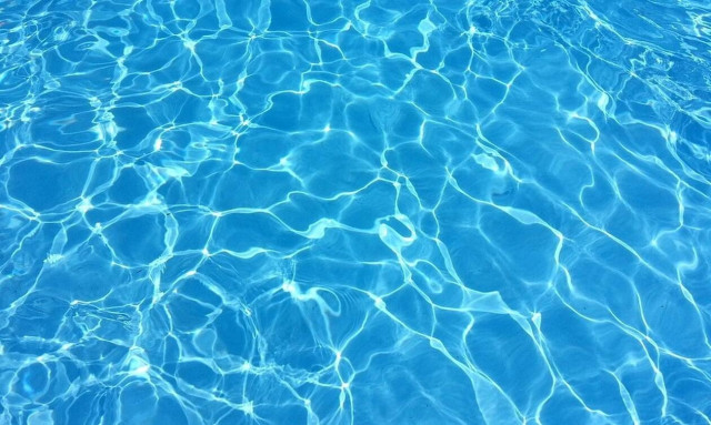 Αυτή την πισίνα πάνω σε ουρανοξύστη του Λονδίνου θα θέλετε να την επισκεφτείτε (vid)