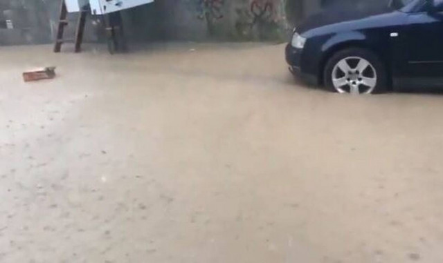 Συναγερμός στη Βουλγαρία: Εκκενώθηκε χωριό εξαιτίας της υπερχείλισης φραγμάτων (vid)