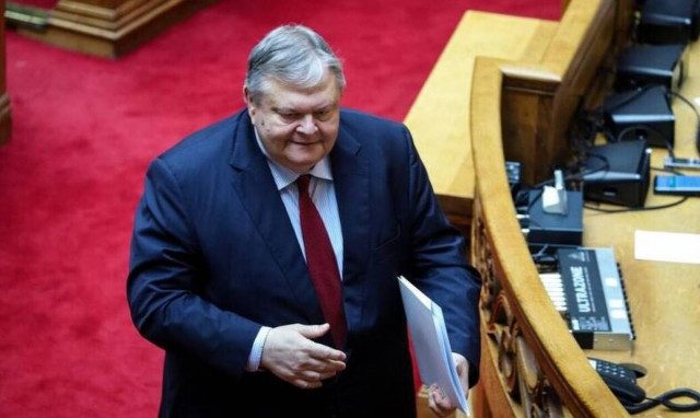 Συγκινημένος στην τελευταία ομιλία στη Βουλή ο Βενιζέλος - Χειροκροτήθηκε κι από τον ΣΥΡΙΖΑ