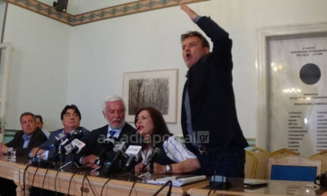 Τρίπολη: Χαμός σε συνέντευξη Τύπου - Το εμπάργκο και οι... καλτσοδέτες!