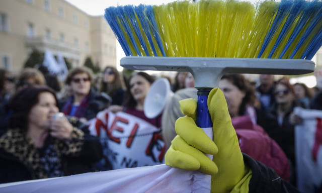 Βαρέα και ανθυγιεινά: Τι αλλάζει για τις καθαρίστριες της δημόσιας εκπαίδευσης