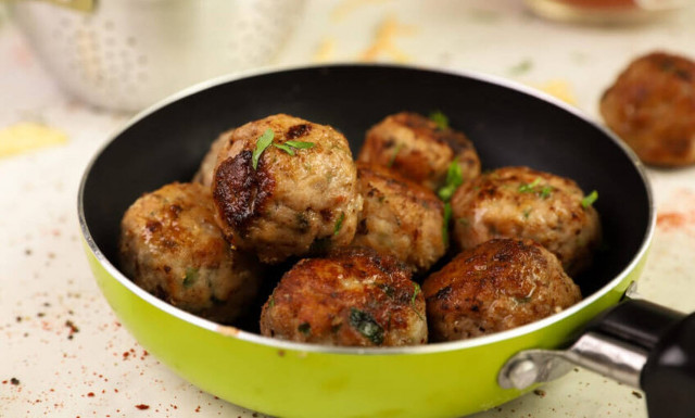 Συνταγή της ημέρας: Κεφτεδάκια με τηγανητές πατάτες