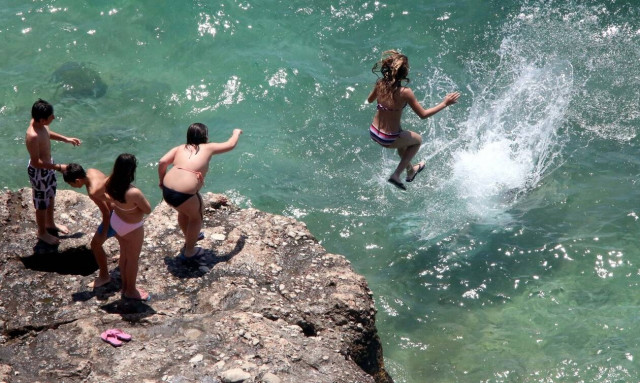 Καιρός: «Βράζει» ο τόπος - Μίνι καύσωνας και μποτιλιάρισμα στους δρόμους για... παραλία!