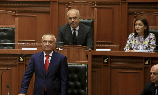 Βαθαίνει η πολιτική κρίση στην Αλβανία: Ο Ράμα βάζει θέμα καθαίρεσης του προέδρου Μέτα 