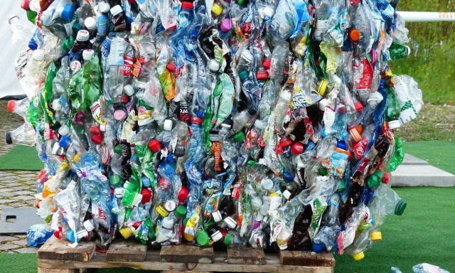 Ο μέσος άνθρωπος τρώει έως 121.000 μικροπλαστικά σωματίδια τον χρόνο