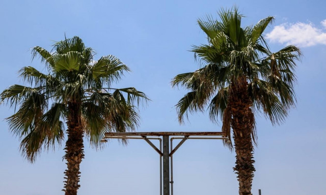 Καιρός: Στο «κόκκινο» σήμερα η θερμοκρασία - Πού θα βρέξει τη Δευτέρα (χάρτες)