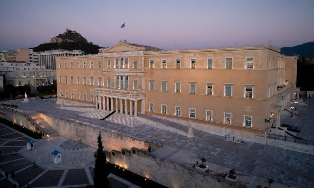 Επίθεση με γκαζάκια στη Βουλή - Συνελήφθη ο δράστης