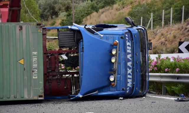 Aνατροπή νταλίκας στην Εθνική Οδό Κορίνθου- Τρίπολης: Ένας τραυματίας