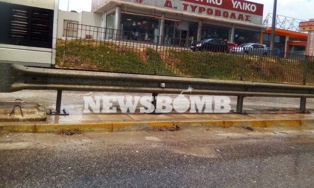 Καιρός: Ισχυρό μπουρίνι «σάρωσε» τη Βάρκιζα - Πλημμύρισαν δρόμοι και σπίτια