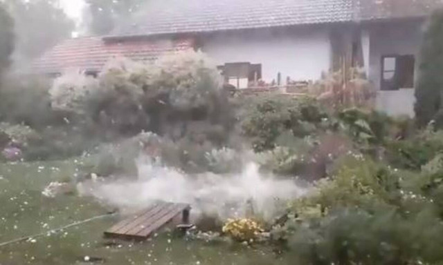 Γερμανία: Έριξε χαλάζι σε μέγεθος μπάλας του γκολφ - Τραυματίες και μεγάλες καταστροφές (vids)