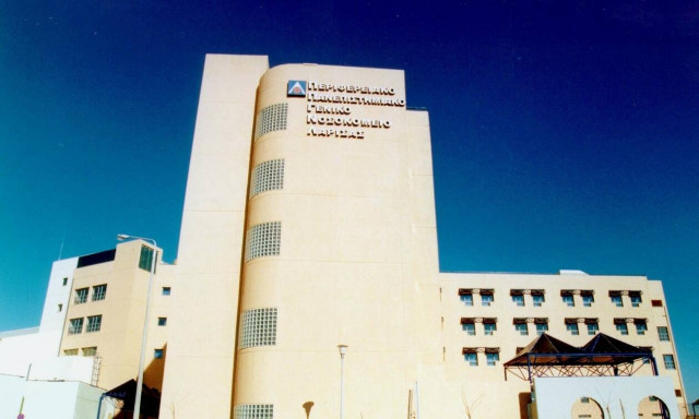 Λάρισα: Την ξυλοφόρτωσαν στη μέση της πλατείας