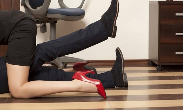 Σάλος: Ελληνίδα παρουσιάστρια έπιασε το σύζυγό της με τη γειτόνισσα