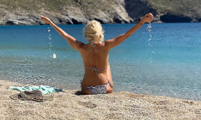 Αυτό είναι το κορμί της Ελένης Μενεγάκη με μαγιό και χωρίς ρετούς! (pics)