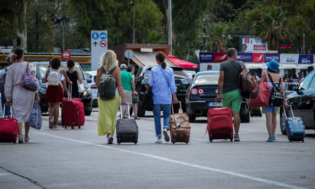 Αγίου Πνεύματος: Όπου φύγει - φύγει οι Αθηναίοι - Το αδιαχώρητο στα λιμάνια