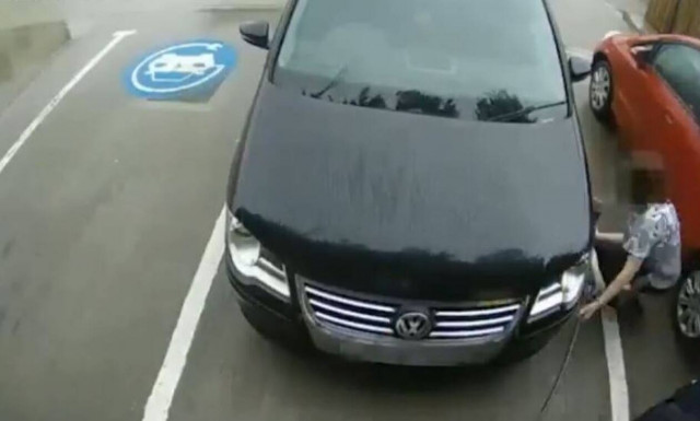 Προσπαθούν να φουσκώσουν λάστιχο με… φορτιστή μπαταρίας!