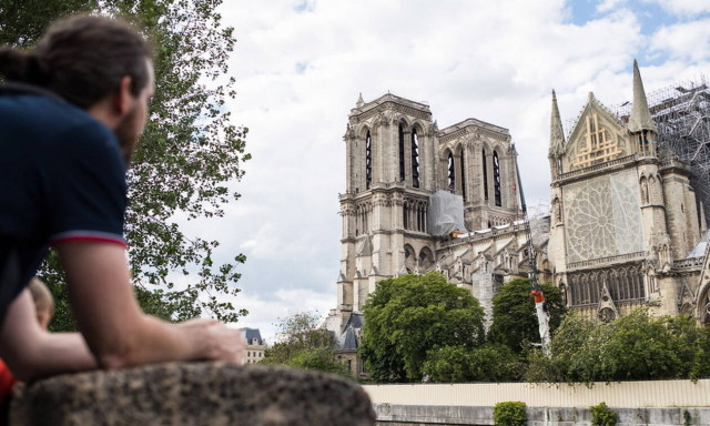 Παναγία των Παρισίων: Συγκίνηση στην πρώτη λειτουργία μετά τη φωτιά (pics)