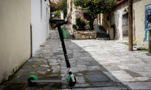 ΣΟΚ στη Λαμία: Σύγκρουση μηχανής με πατίνι - Σοβαρά τραυματισμένοι οι αναβάτες τους