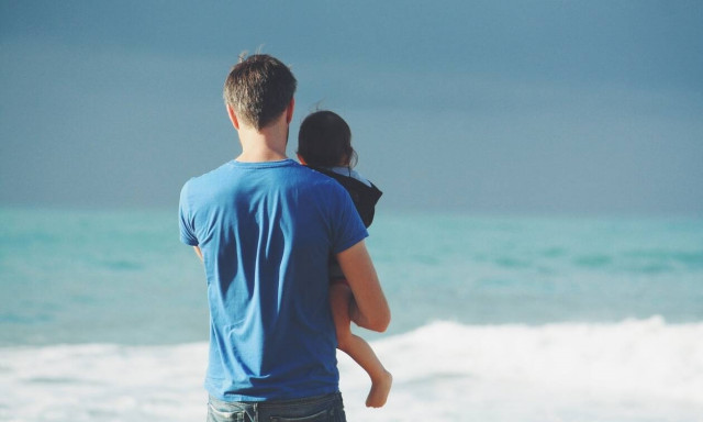 Γιορτή του Πατέρα: Πώς καθιερώθηκε και ποιοι διάσημοι γιορτάζουν σήμερα για πρώτη φορά (pics)