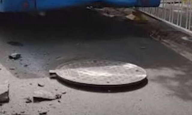 Τρόμος για επιβάτες λεωφορείου: Εξερράγη φρεάτιο κάτω από το όχημα - Τρεις τραυματίες (vid)