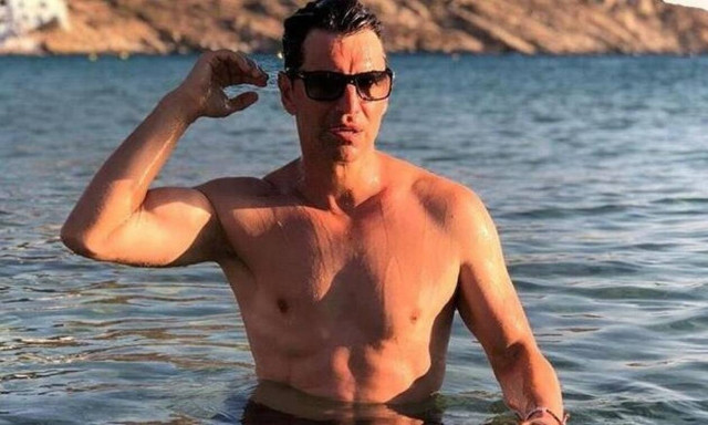 Σάκης Ρουβάς: Όπως δεν τον έχετε ξαναδεί – Τι φόρεσε; (pics)