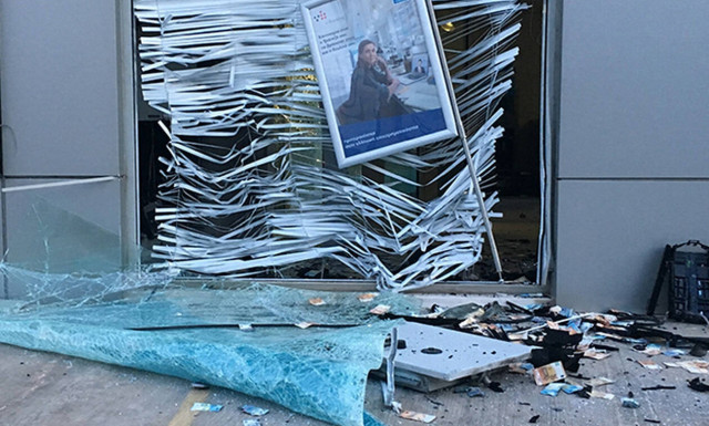 Γλυφάδα: Ανατίναξαν με δυναμίτιδα ATM και... «έβρεξε» λεφτά