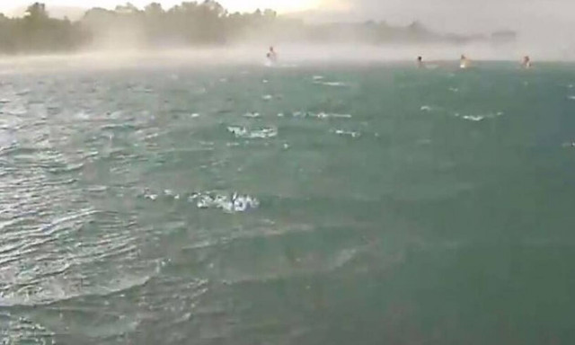 Καιρός: «Άνοιξαν» οι ουρανοί στα Νότια προάστια της Αττικής