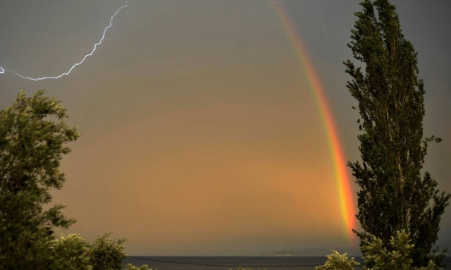 Καιρός Αγίου Πνεύματος: Πάνω από 10.000 κεραυνοί έπεσαν την Κυριακή - Πού θα βρέξει σήμερα