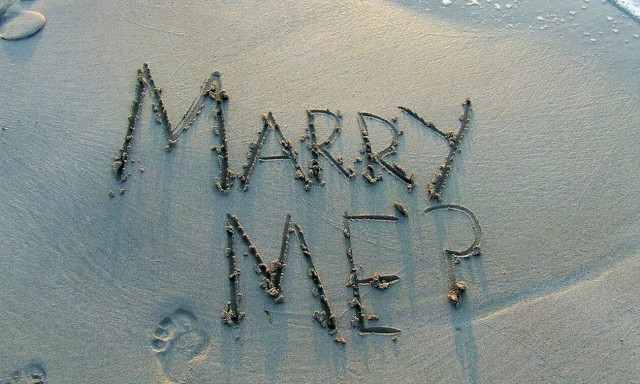 Η πρόταση γάμου που παραλίγο να καταλήξει σε τραγωδία (pics)