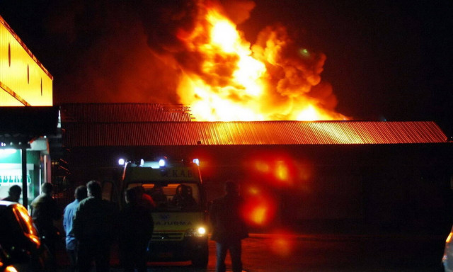 Φωτιά ΤΩΡΑ σε βιοτεχνία επίπλων στον Κορυδαλλό