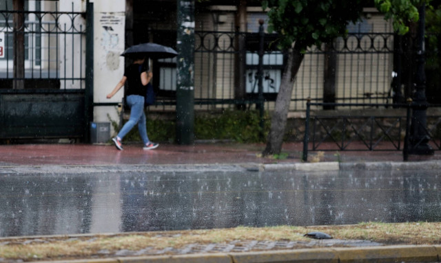 Καιρός: Στο έλεος της κακοκαιρίας η χώρα - Πού θα «χτυπήσει» τις επόμενες ώρες (pics+vid)