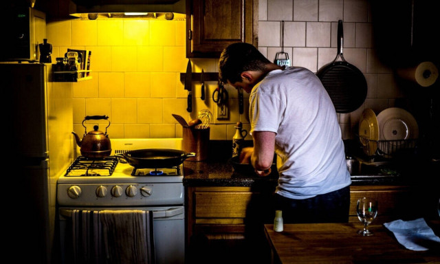 #WannabeMasterChef: Πέντε ιδέες που αναβαθμίζουν άμεσα την κουζίνα του εργένη