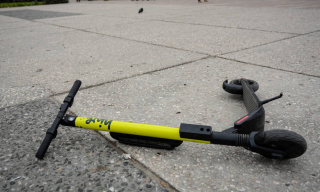 Σοκ στη Θεσσαλονίκη: Γυναίκα παρασύρθηκε από ηλεκτρικό πατίνι