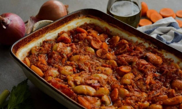 Εύκολη συνταγή για γίγαντες κοκκινιστούς στο φούρνο