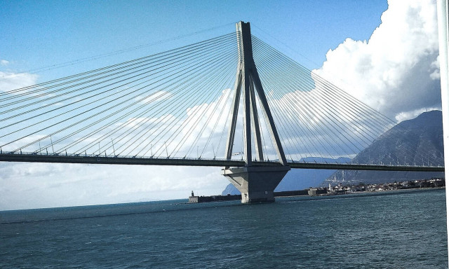 Συναγερμός: Ποδηλάτης έπεσε από τη γέφυρα Ρίου - Αντιρρίου