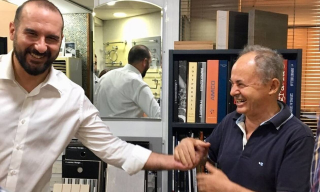 Υπό βροχή η περιοδεία του Τζανακόπουλου στον Κολωνό – «Δεν πτοούμαστε, συνεχίζουμε»