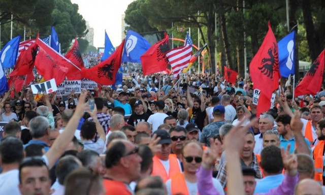 Κλιμακώνεται η κρίση στην Αλβανία: Οπαδοί της αντιπολίτευσης πυρπόλησαν εκλογικό υλικό