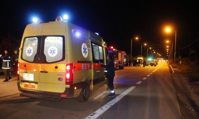 Απίστευτο τροχαίο στο Ηράκλειο: Αυτοκίνητο έπεσε στα βράχια (pic)