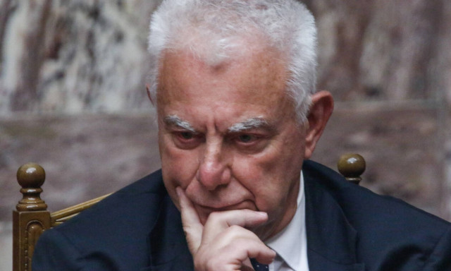 Bίντεο: Η στιγμή που δάκρυσε ο Πικραμμένος στη βουλή