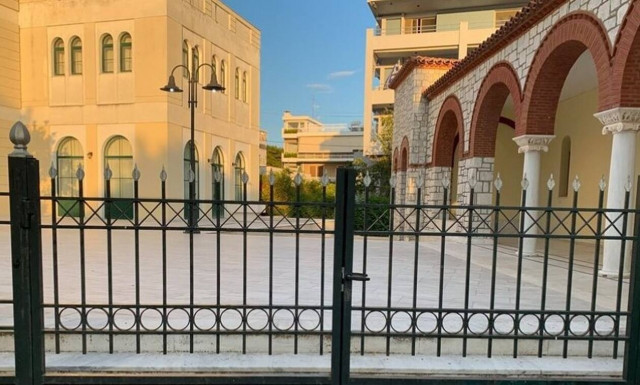 Εικόνες - ΣΟΚ: 11χρονος καρφώθηκε σε κάγκελα στα Βριλήσσια