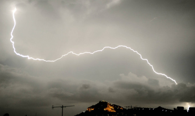 Καιρός: Ακόμα μία ημέρα με καταιγίδες, χαλάζι και κεραυνούς - Δείτε πού θα «χτυπήσει» η κακοκαιρία