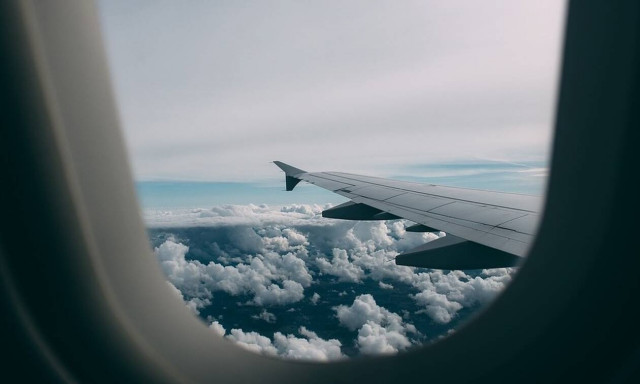 Κοίταξε έξω από το παράθυρο του αεροπλάνου - Έπαθε ΣΟΚ με αυτό που είδε