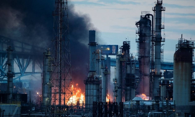 Τρομακτικές εικόνες: Πυρκαγιά μαίνεται ανεξέλεγκτη σε διυλιστήριο