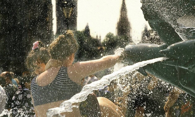 «Παραλύει» η Ευρώπη από το πρωτοφανές κύμα καύσωνα - Πού θα φτάσει η θερμοκρασία