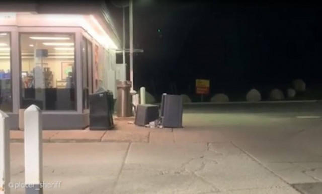 Αστυνομικός έψαχνε να βρει κακοποιό και… δεν φαντάζεστε τι αντίκρισε (vid)