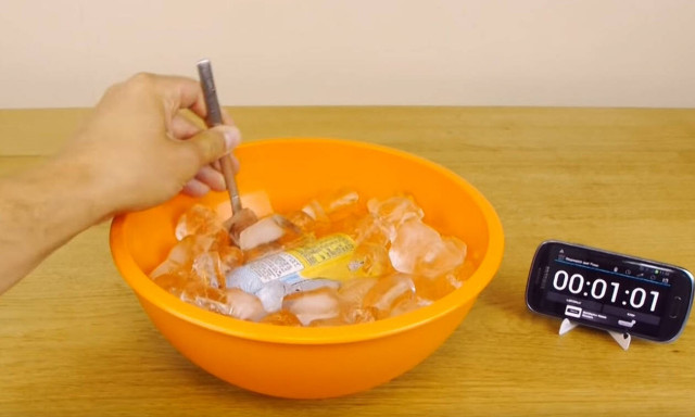 Έτσι θα παγώσεις τη μπύρα ή το αναψυκτικό σου μέσα σε δύο λεπτά (vid)