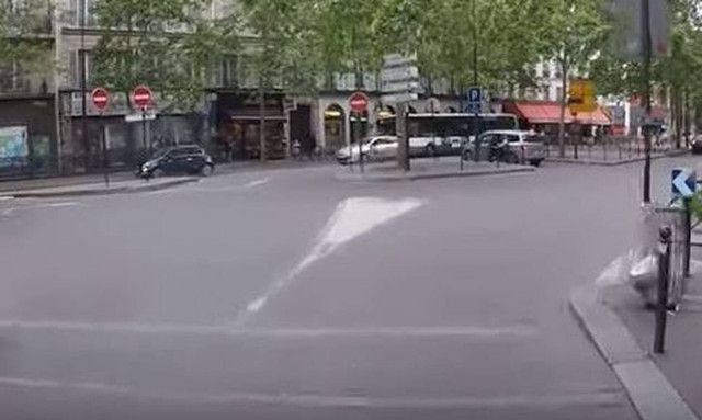 Οργή στη Γαλλία: Οδηγός παραλίγο να πατήσει τυφλό - Έδειρε τον συνοδό του (vid)